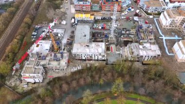 28 Mart 2025 'te Amiens France' daki bir inşaat alanının hava görüntüsü bitmemiş vinçleri ve bitişik apartmanları gösteriyor. 