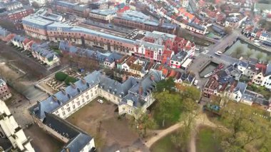 Gotik çatısı ve Amiens Katedrali 'nin uçan payandaları, komşu tarihi binalar, resmi bahçeler ve yakındaki kaldırımlı caddeler. 