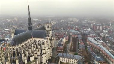 Amiens Katedrali 'nin insansız hava aracı görüntüsü detaylı Gotik mimarisi ve uçan payandaları ile bir martı olarak Amiens France' ın şehir manzarasının üzerinde uçuyor. 