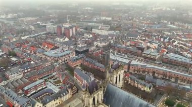 Amiens üzerindeki drone görüntüsü katedralin ikiz kulelerini ve bulutlu bir günde tarihi ve modern şehir mimarisinin bir karışımını gösteriyor. 