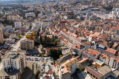 Güneydoğu Fransız şehrinin yoğun kentsel manzarası. Karışık mimarisi, modern daireleri ve bahar güneşinin altında geleneksel çatıları var.