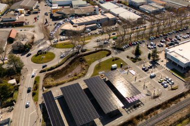 5 Mart 2025 'te Fransa' nın Gap kentindeki güneş paneli otoparkı, döner kavşak, ticari binalar ve demiryolu hattının hava görüntüsü çekildi. Sadece editör kullanımı