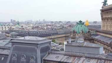 5 Şubat 2025 'te Paris' teki dekoratif mimari ve şehir çatılarıyla Palais Garnier 'in çatı manzarası yükseltildi. 