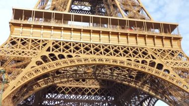 Yükselen tava karmaşık demir kafes Eyfel Kulesi Paris