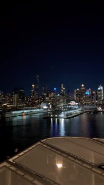 Manhattan siluetini aydınlatan şehir ışıkları 3 Ağustos 2024 'te New York' ta gece vakti nehirden görüldü. 