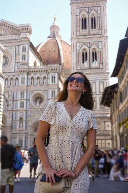 Floransa Katedrali ve İtalya 'daki Giottos çan kulesi yakınlarında poz veren puantiyeli kadın turist.