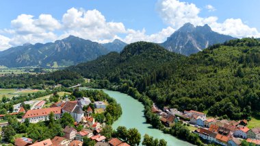 Fussen şehrinin havadan manzarası. Yaz günü nehir ve orman tepeleri.