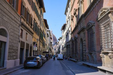 Floransa 'da Katedral Kubbe manzaralı bir sokak. 31 Temmuz 2025' te çekilen günlük şehir yaşamını gösteriyor.