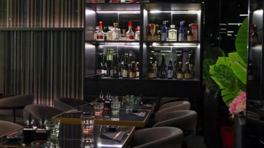 Düzenli masaları ve arka planda içki sergisi olan modern Japon restoranının Paris 'te Fransa' da 12025 Ağustos 'ta sadece editör kullanımı