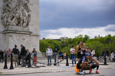 4 Haziran 2025 'te Paris' te Arc de Triomphe yakınlarında toplanan bir grup insan şenlikli bir atmosferle gurur yürüyüşü yaptı.
