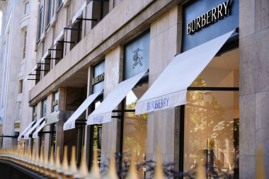 30 Mayıs 2025 'te Paris, Fransa' daki Rue du Faubourg Saint-Honore 'daki Burberry mağazasının önünde. Sadece editör kullanımı.
