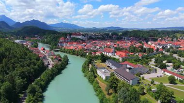 Fussen 'in yazın nehir, eski kasaba ve şatoda çekilmiş videosu.. 
