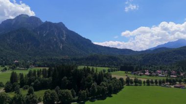 İnsansız hava aracı videosu geniş bir Alp Vadisi ve Bavyera 'daki Neuschwanstein Kalesi' ni gösteriyor. 