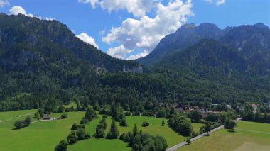 Yazın orman ve dağlarla çevrili Neuschwanstein Kalesi 'nin hava manzarası 