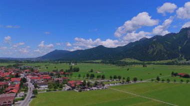 Etrafı tarlalar ve dağlarla çevrili küçük Bavyera kasabasının havadan görünüşü 