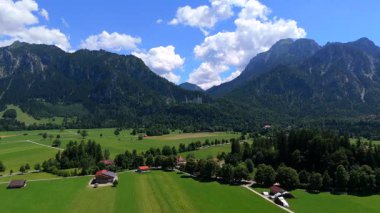 İnsansız hava aracı videosu geniş kırsal alanı tarlaları ve Bavyera 'daki Neuschwanstein Kalesi' ni gösteriyor. 