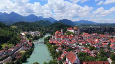 Fussen üzerindeki İHA görüntüleri Alplerin yakınındaki şatoyu ve hızlı nehri gösteriyor. 