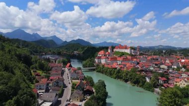 Fussen 'in şatosu ve çatıları olan insansız hava aracı videosu Bavyera' da güneşli bir günde 
