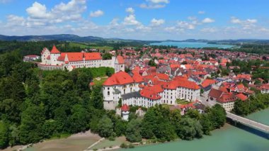 Fussen 'in Güney Almanya' da kale ve gölle çekilmiş insansız hava aracı videosu. 