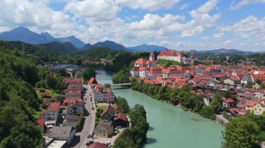 Hohes Schloss 'un hava manzarası ve tarihi Fussen kasabası yakınlarındaki göl Almanya 