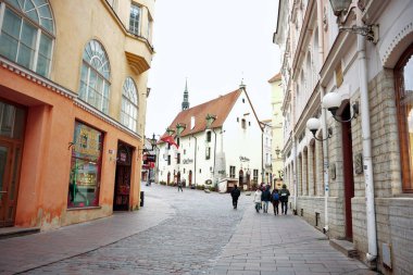 Tarihi binaları olan Cobblestone Caddesi, 13 Kasım 2024, Tallinn, Estonya