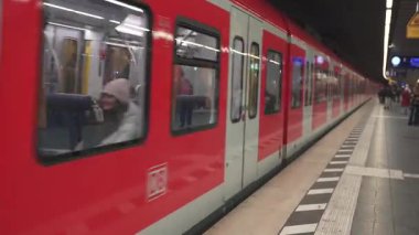14 Aralık 2024 'te Münih Almanya' daki bir yeraltı istasyonuna kırmızı bir S Bahn treni geliyor. 