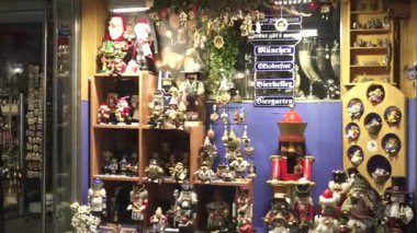 14 Aralık 2024 'te Münih Almanya' da geleneksel ahşap fındıkkıran Noel heykelleri ve Bavyera temalı hediyelik eşyalarla vitrinlerde sergileniyor. 