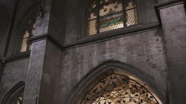 14 Aralık 2024 gecesi Münih Yeni Belediye Binası 'nın dış tarafındaki kemerli cam pencereyi kapatın. 