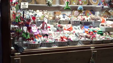 14 Aralık 2024 'te Münih Almanya' da bir pazarda el yapımı Noel süsleri ve oyuncaklarıyla dolu sepetleri kapatın. 