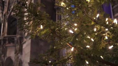 Süslü bir Noel tezgahının çatısını çelenklerle ve gece aydınlanmış ağaç dallarının altındaki süslemelerle kapatın. 