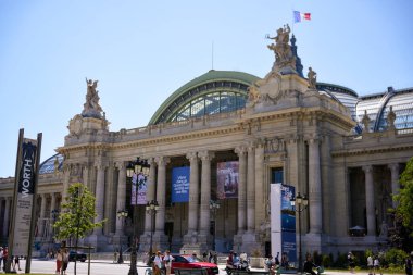 30 Mayıs 2025 Paris, Fransa 'da pankartlar ve arabalarla Grand Palais cephesinin görüntüsü