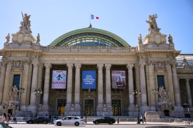 30 Mayıs 2025, Paris, Fransa Grand Palais cephesindeki ziyaretçiler