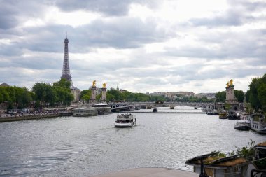 Paris 'te tekneleri olan Seine Nehri üzerindeki Eyfel Kulesi gündüz görüşü