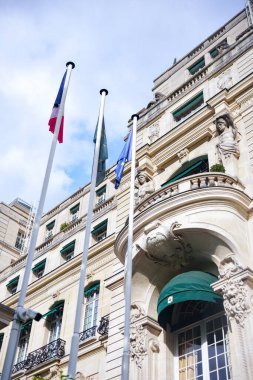 Tarihsel Paris yazın Fransız ve AB bayraklarıyla cepheyi inşa ediyor