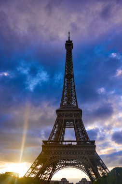 Günbatımında Eyfel Kulesi, dramatik bulutlarla Paris Fransa