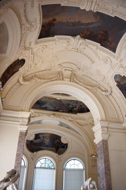 Petit Palais, Paris, Fransa 'da resim ve klasik heykellerle donatılmış tavan.