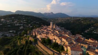 Saint Paul de Vence hava görüntüleri, terracotta çatıları, kilise kulesi, dağlar, Güney Fransa