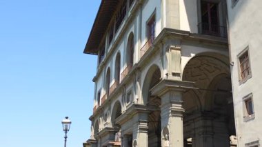 Floransa İtalya 'da Uffizi Galerisi' nin kemer ve sütunlarını sokak lambalarıyla kapatın.