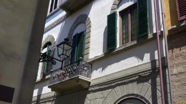 Geleneksel Floransa Binası Yeşil Panjurlu ve Demir Balkonlu