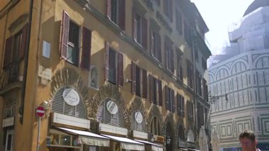 4 Temmuz 2025 'te Floransa İtalya' da Santa Maria del Fiore Katedrali ve Duomo Oteli tabelasıyla tarihi bina manzarası. Sadece editör kullanımı