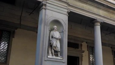 Donatello 'nun mermer heykeli Uffizi Galerisi, Floransa, İtalya, Temmuz 2025' te dış kulvarda. Sadece editör kullanımı