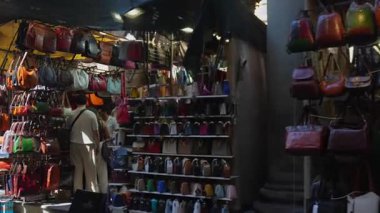 4 Temmuz 2025 'te Floransa' nın tarihi şehir merkezinde alışveriş yapanların gezdiği renkli çantaların sergilendiği sokak marketi. Sadece editör kullanımı