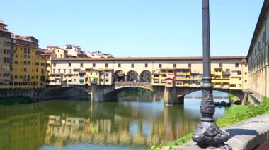 Arno Nehri üzerindeki Ponte Vecchio manzaralı tarihi binalar ve Floransa İtalya 'da yansımalar