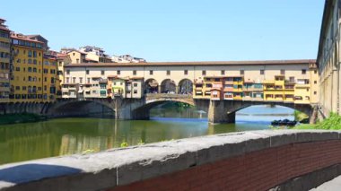 Arno Nehri üzerindeki Ponte Vecchio manzarası Floransa 'daki tarihi binalar ve yansımalarla