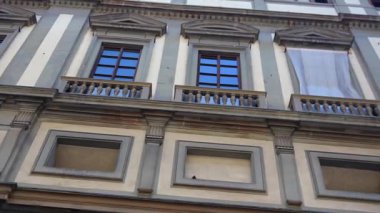 Floransa 'daki Uffizi Galerisi cephesinde zarif Rönesans tarzı pencereler ve mimari ayrıntılar