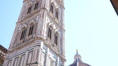 Floransa İtalya 'da mermer desenli ve Gotik mimarili Giotto Campanile' in alçak açılı görüntüsü
