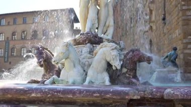 4 Temmuz 2025 'te İtalya, Floransa' daki Piazza della Signoria 'daki Neptün Çeşmesi' nden akan suyla Neptün heykelinin yakın görüntüsü. Sadece editör kullanımı
