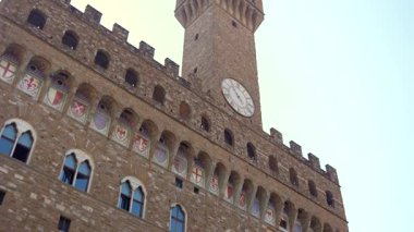 Turistler 4 Temmuz 2025 'te Floransa' daki Michelangelo David heykelinin kopyasıyla Vecchio Sarayı yakınlarındaki Piazza della Signoria 'da bir araya geldiler. Sadece editör kullanımı