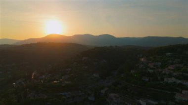 Saint Paul de Vence 'deki tepelerin ve vadilerin üzerinde ılık gün batımı