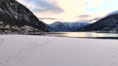 Gaupne Norveç 'te kar ve dağ manzaralı kış manzarası